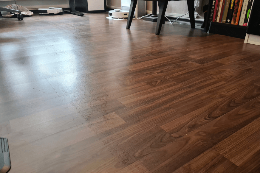 The Roborock S7 Pro Ultra mops a laminate floor in a test.